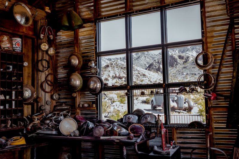 cordonnerie-BIOT-min_shop_window_part_junk_abandoned-138873